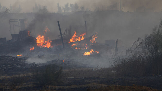 Imagen de archivo de un incendio en un asentamiento de Huelva.