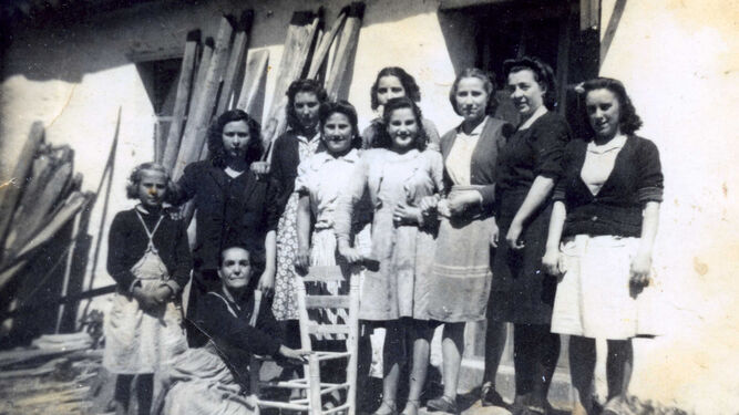Un grupo de mujeres en una carpintería.