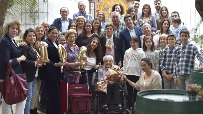 La mujer más longeva de Huelva cumple años y recibe un emotivo homenaje