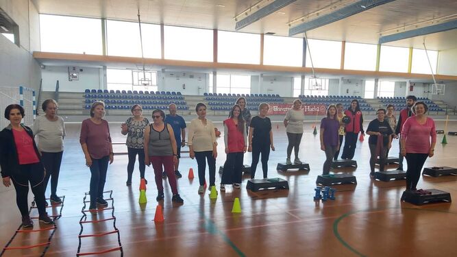 Los mayores de Huelva durante una actividad física.