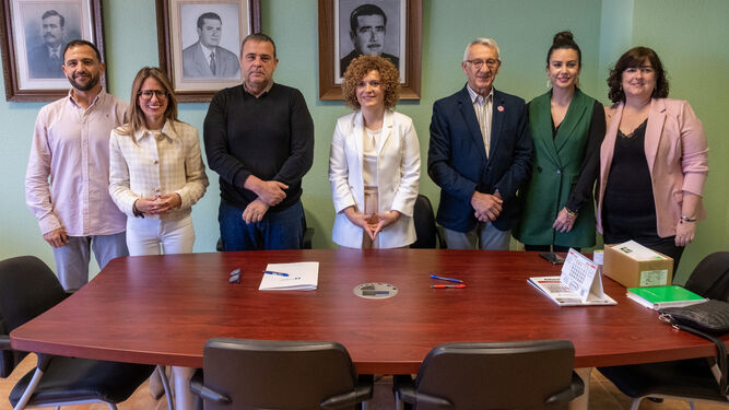 Firma del acuerdo entre la Diputación de Huelva y Conservas Concepción.