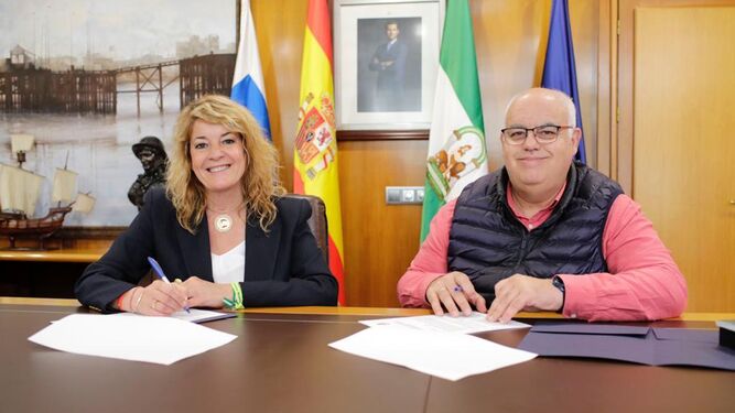 Firma del acuerdo entre el Puerto de Huelva y la Hermandad del Nazareno.