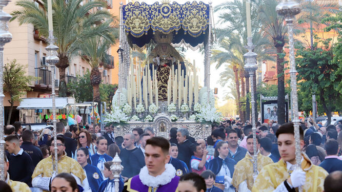 La Virgen de los Dolores por las calles de Huelva.