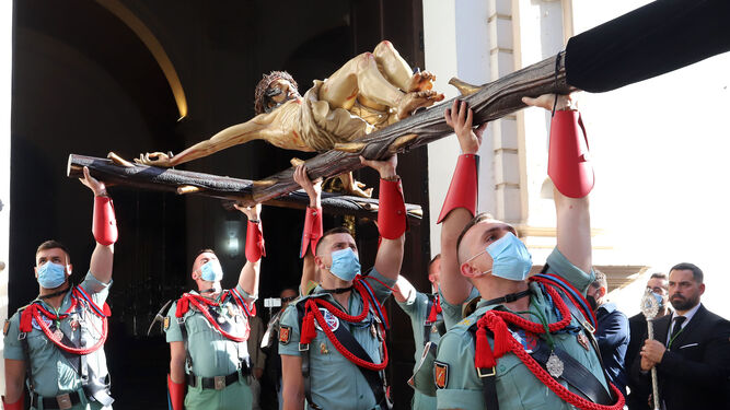 La Legión española saca en procesión al Cristo de la Vera+Cruz en Huelva.