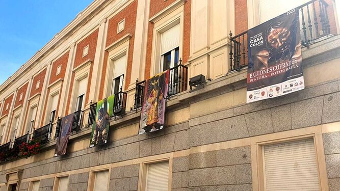 Los ganadores del certamen de ‘Balcones Cofrades' ya lucen en el Ayuntamiento de Huelva