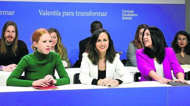 Lilith Verstrynge, secretaria de Organización de Podemos; Ione Belarra, secretaria general, e Idoia Villanueva, la secretaria de Internacional.