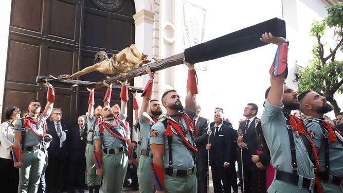 El Cristo de Vera+Cruz portado por la Legión.