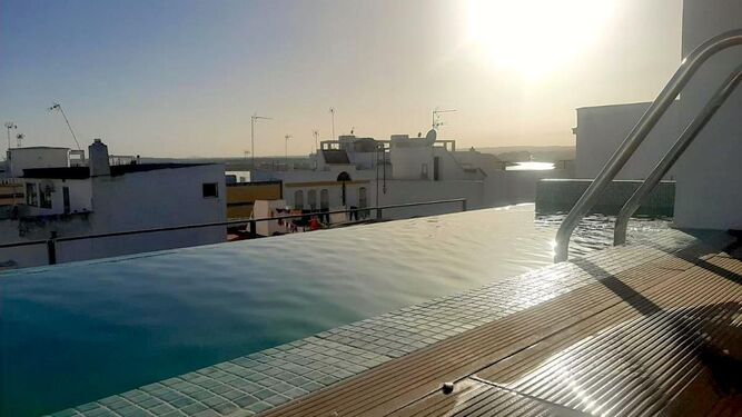 ¿Una piscina "infinity" en el casco histórico de un pueblo de Huelva? Descubre este alojamiento