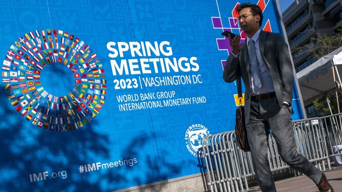 Vista del edificio del Fondo Monetario Internacional (FMI) durante las reuniones de primavera del FMI y del Banco Mundial, en Washington