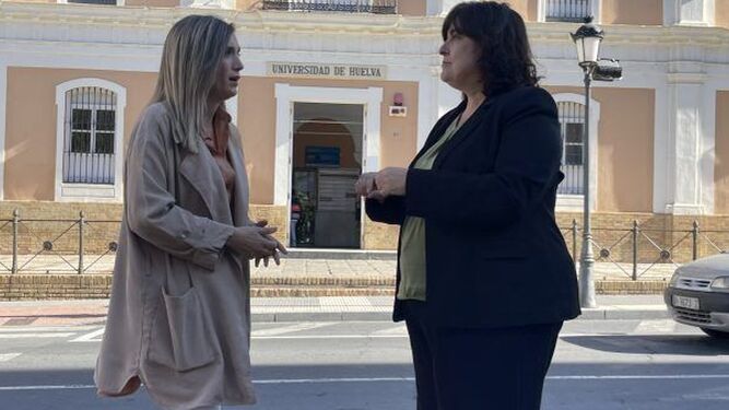 La parlamentaria andaluza, María Márquez, y la candidata a la alcaldía de Aljaraque, Yolanda Rubio.
