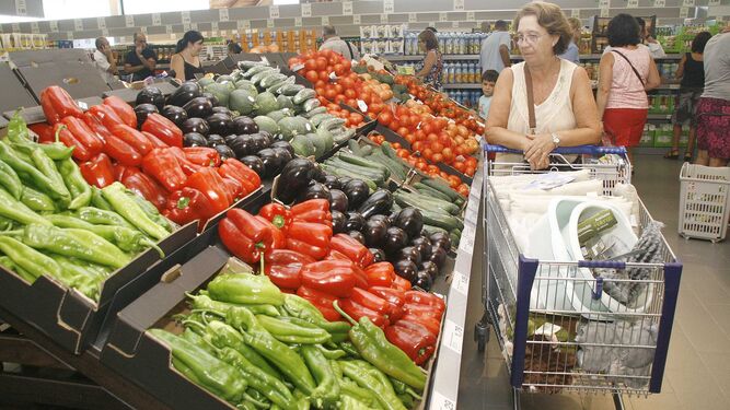 Lineal de frutas y verduras en un supermercado