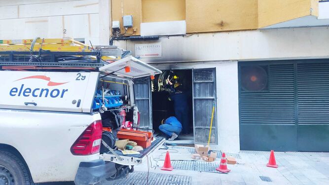 Operarios enviados por Endesa esta mañana en el transformador eléctrico afectado por el fuego.