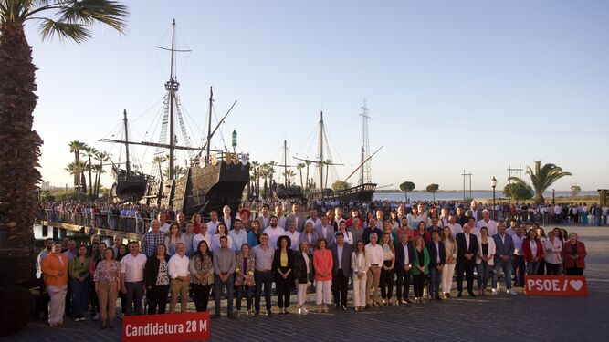 Foto de familia de los candidatos de las 82 listas que presenta el Partido Socialista en la provincia de Huelva, realizada en el Muelle de las Carabelas.