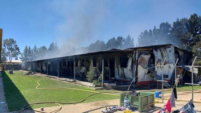 Un incendio arrasa 12 viviendas para temporeros en Almonte
