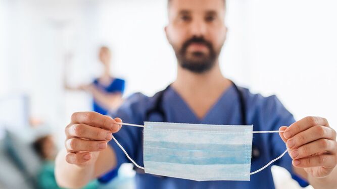 Los médicos de familia abogan por volver a la mascarilla obligatoria en los centros de salud.
