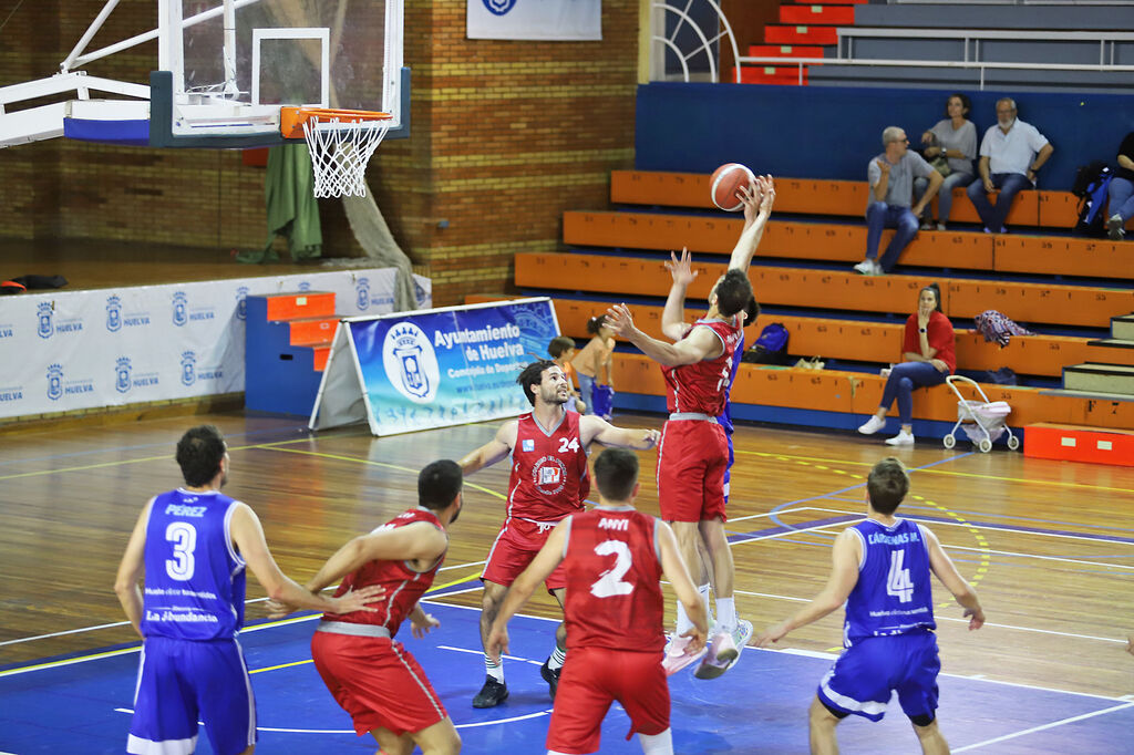 Im&aacute;genes del partido de baloncesto entre el Ciudad de Huelva y el Colegio El Pinar.