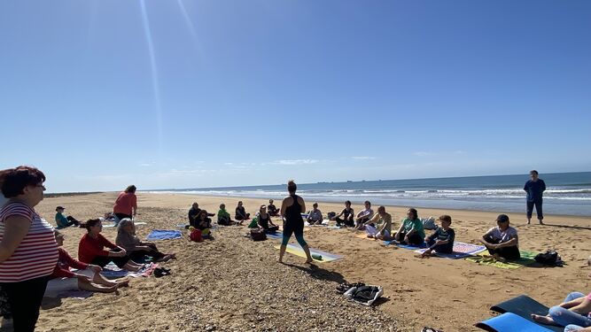 Jornada de yoga en la playa El Espigón de Huelva.