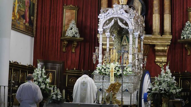 El simpecado de Huelva en la parroquia de la Concepción para celebrar su Triduo.