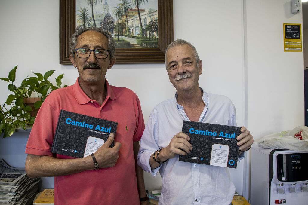 Los lectores de Huelva Informaci&oacute;n recogen sus obsequios por el d&iacute;a del libro