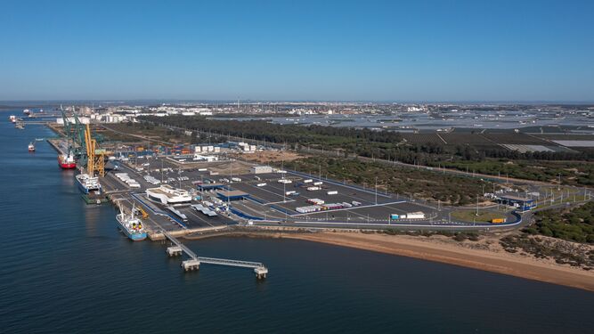 Vista área del Muelle Sur del Puerto de Huelva.