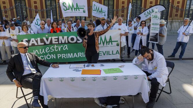 Manifestación del Sindicato Médico Andaluz a las puertas del Palacio de San Telmo.