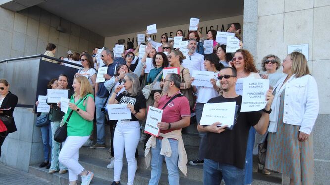Protesta de los funcionarios en la puerta del Palacio de Justicia de Huelva