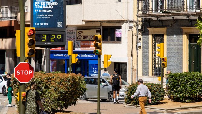 Un termómetro por encima de los 30 grados a primera hora de la jornada en Huelva.