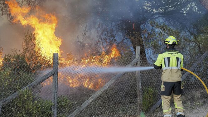 Un bombero de Huelva trabajando en las labores de control del incendio de El Portil.