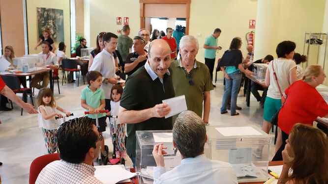 Onubenses votan en la FOE en las últimas elecciones municipales.
