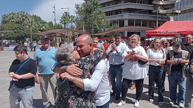 El onubense Juan Bautista Gil abraza a su madre tras conseguir el récord Guinnes.