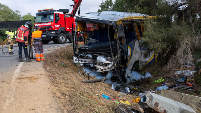 Imágenes del accidente de autobús en Almonte en el que ha muerto una temporera