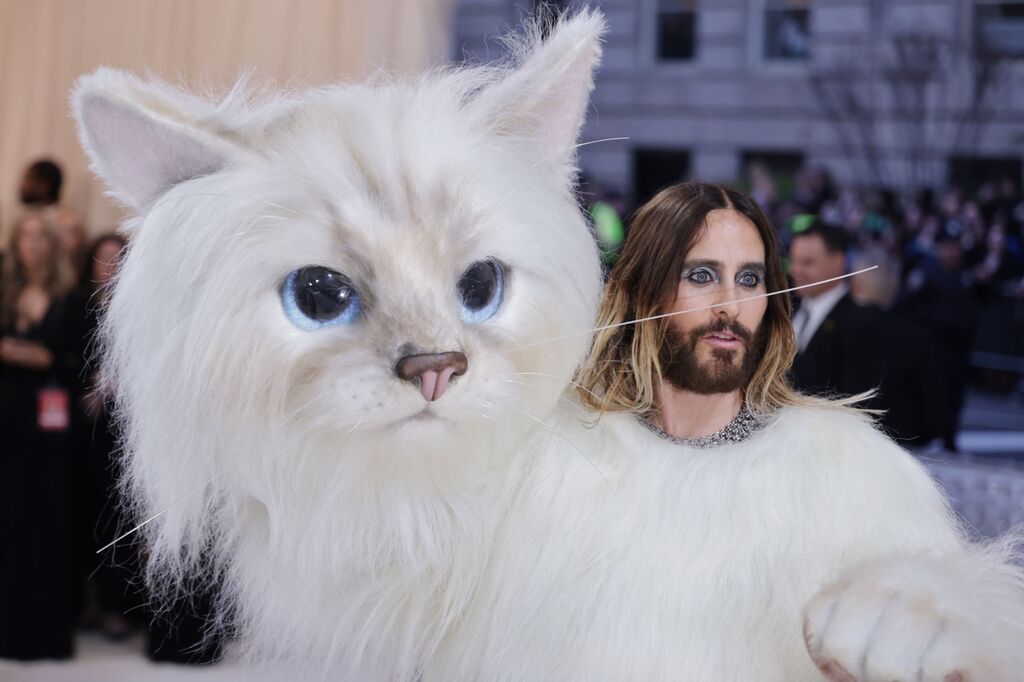Jared Leto se descubre dentro del vestido-gata Choupette de la MET Gala neoyorquina