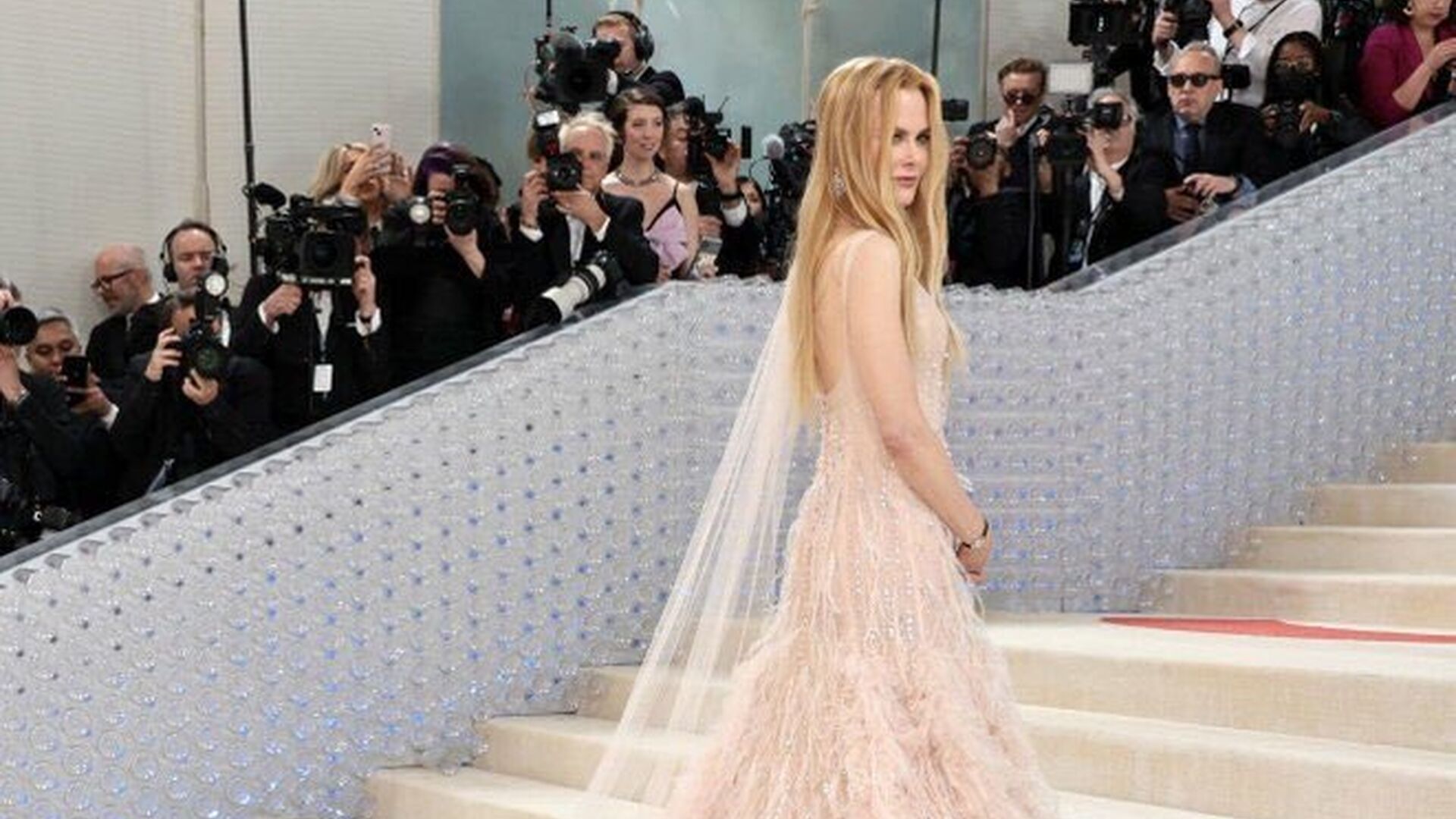 Nicole Kidman y su recuperado vestido del spot de Chanel n&ordm;5 que visti&oacute; ella misma hace 20 a&ntilde;os