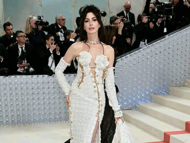 Otra de las apariciones m&aacute;s espectaculares de este a&ntilde;o, Anne Hathaway, con un modelo de Versace