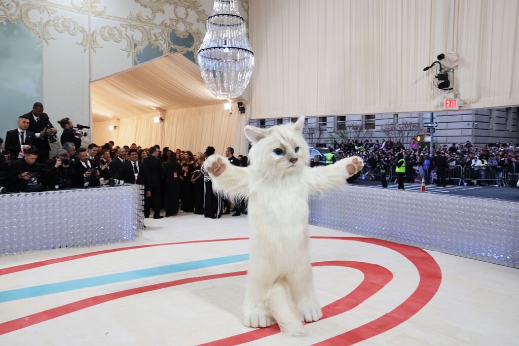 El gato gigante en la MET Gala, homenaje a la gata Choupette, la mascota de Lagerfeld