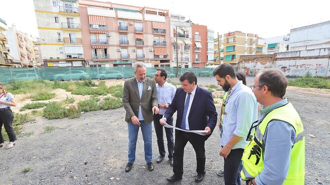 El alcalde visitó la zona de las obras.
