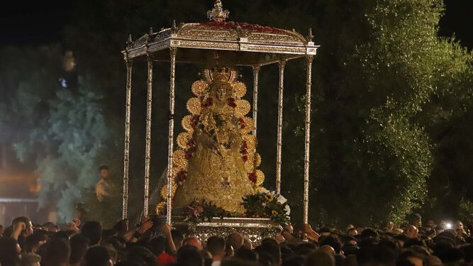 La Virgen del Rocío durante su salida procesional en 2022.