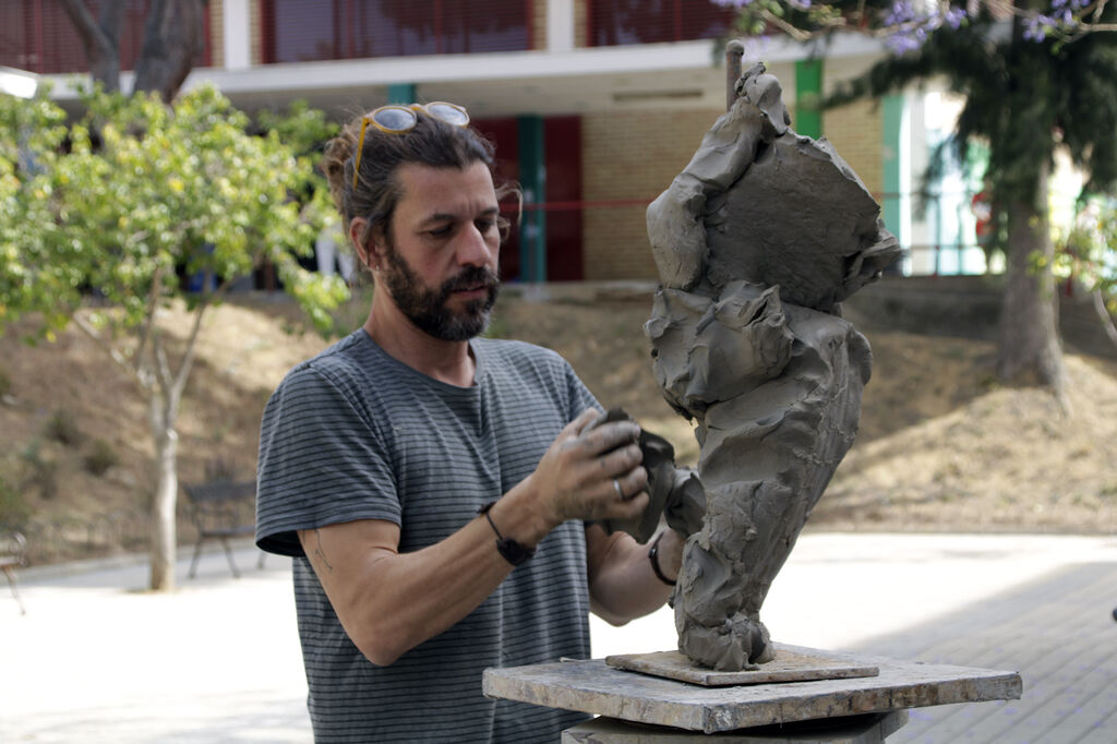 Modelado del escultor Mart&iacute;n Lagares con motivo de la II Feria del Emprendimiento en im&aacute;genes