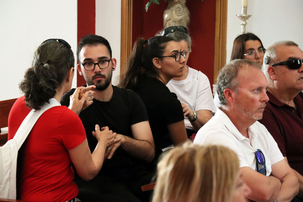 Visita guiada de la ONCE a la Hermandad de Emigrantes de Huelva, en im&aacute;genes
