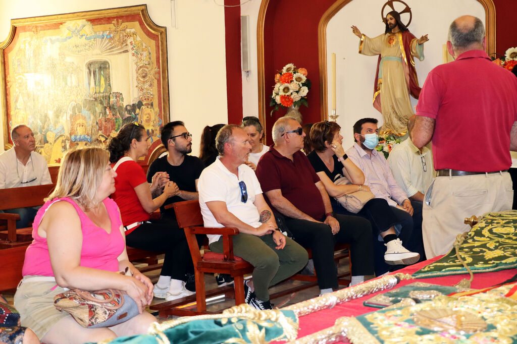 Visita guiada de la ONCE a la Hermandad de Emigrantes de Huelva, en im&aacute;genes