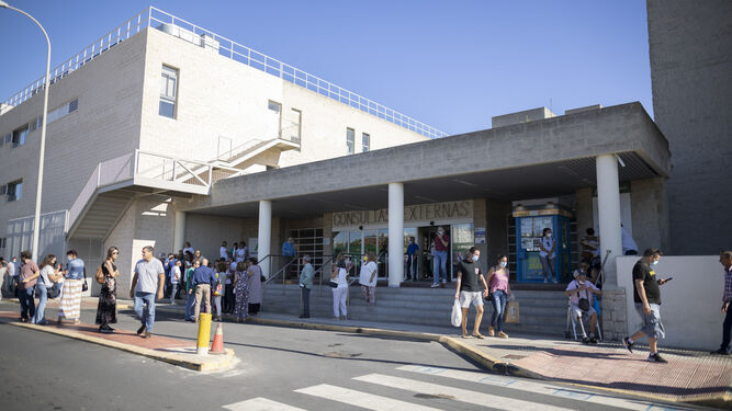 Acceso del hospital Juan Ramón Jiménez de Huelva.
