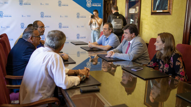 Reunión entre el Ayuntamiento de Huelva y la Federación Andaluza de Baloncesto