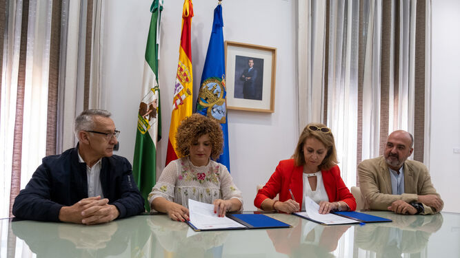 Momento de la firma del acuerdo entre la Diputación y UGT