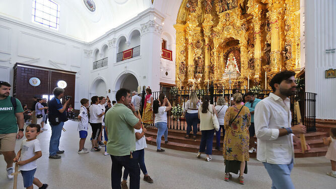 Numerosos devotos se han acercado a la aldea para ver a la Virgen de El Rocío.