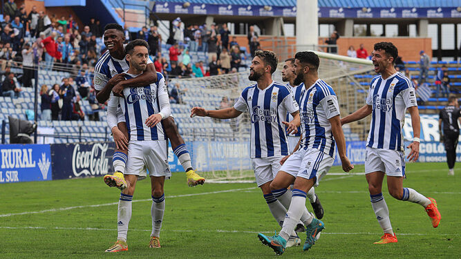 Jugadores del Recre celebrando un gol en el Nuevo Colombino.