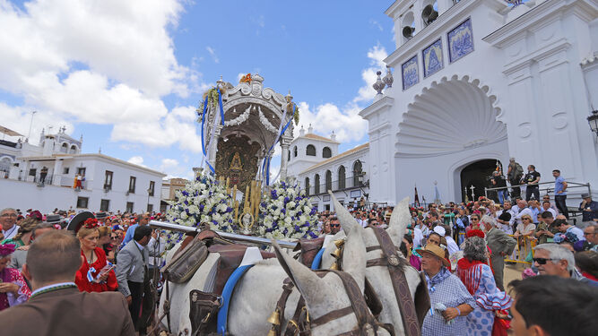 La Hermandad del Rocío de Huelva en su presentación ante la Matriz y la Virgen del Rocío.