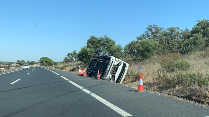 Accidente en Huelva: una persona herida en la colisión entre una caravana y un autobús en la A-49