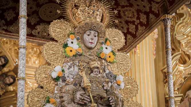 La Virgen del Rocío en su paso de Reina, este domingo.