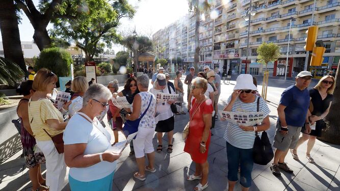 Un grupo de turistas con planos de Huelva.
