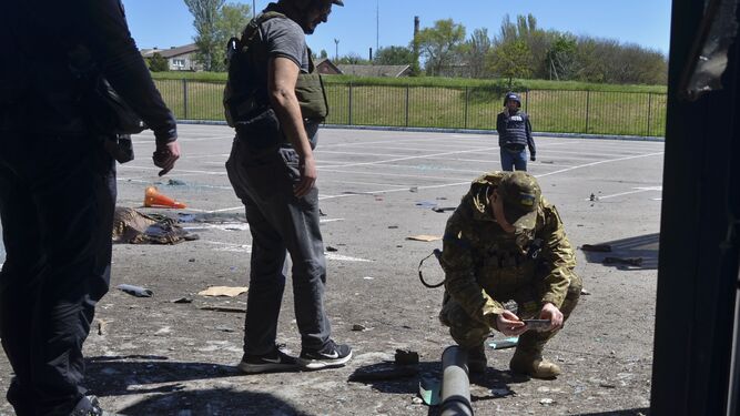 Militares ucranianos inspeccionan los daños provocados por un ataque ruso en Jerson.